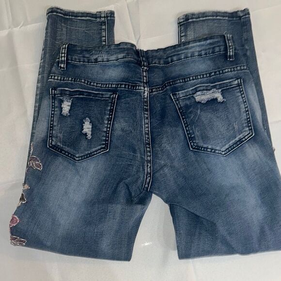 A. Z. I Women's Blue Jeans with Pink Floral Embroidery Size 4 - Picture 9 of 12